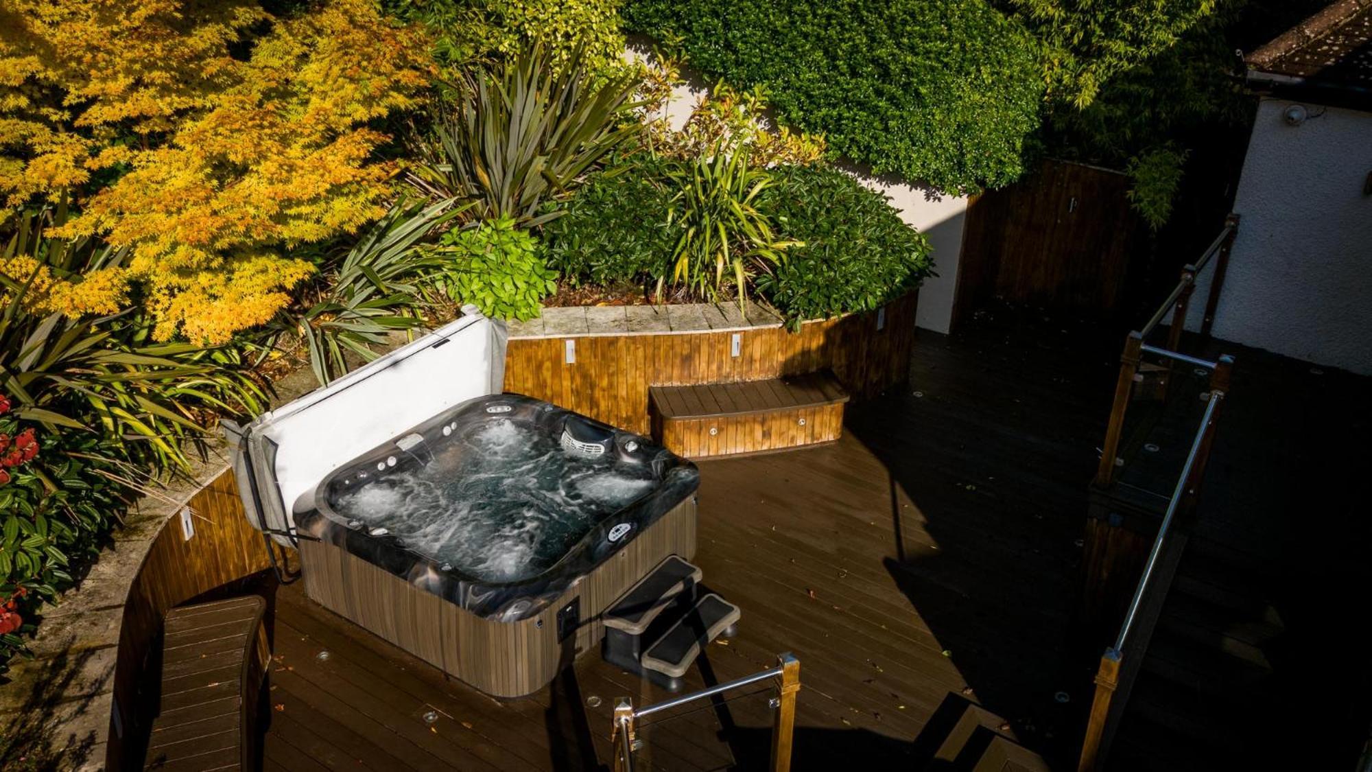 Hawkwood Court - With Hot Tub, Cinema, Gym, Games & Outdoor Kitchen *
