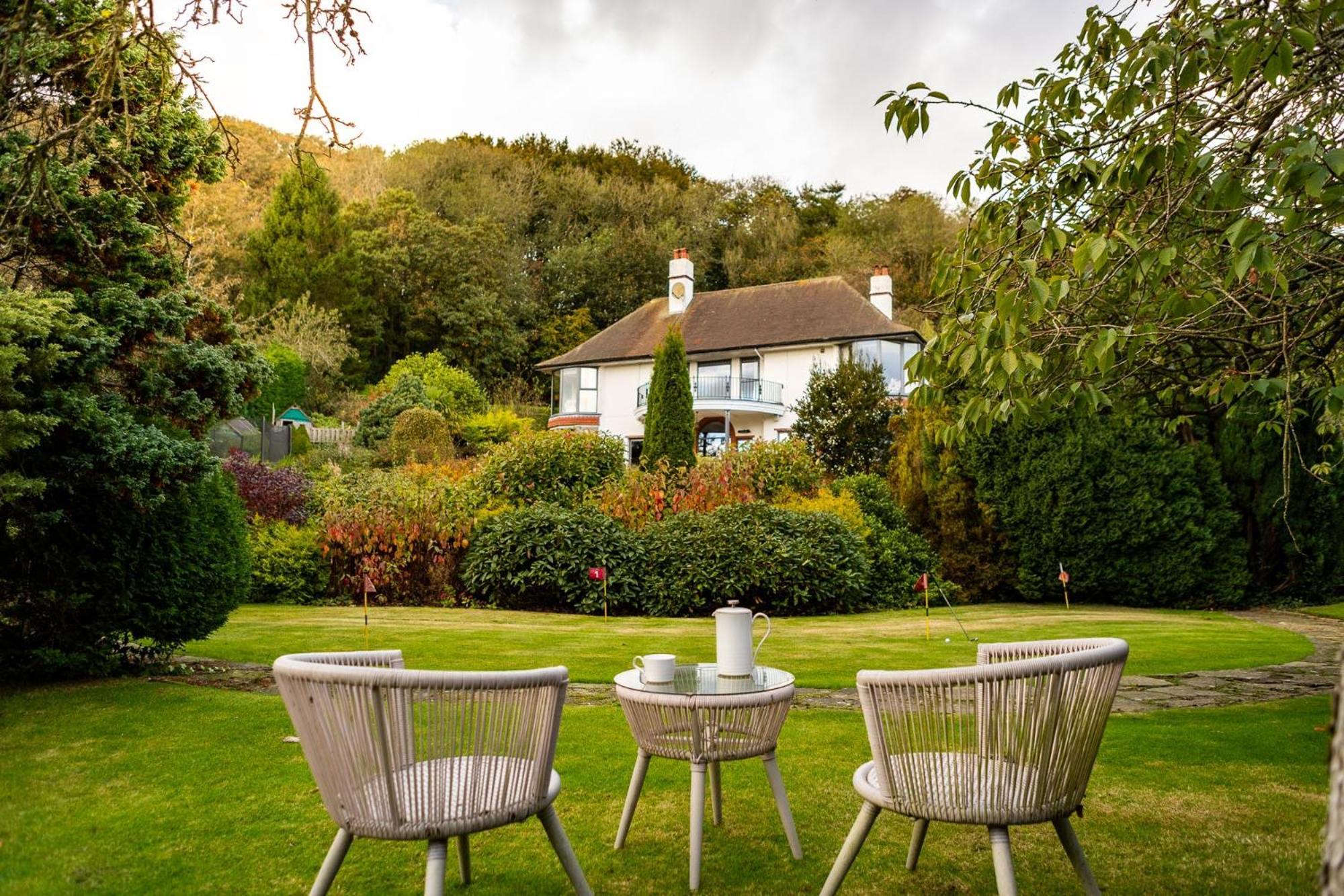Hawkwood Court - With Hot Tub, Cinema, Gym, Games & Outdoor Kitchen Holiday home