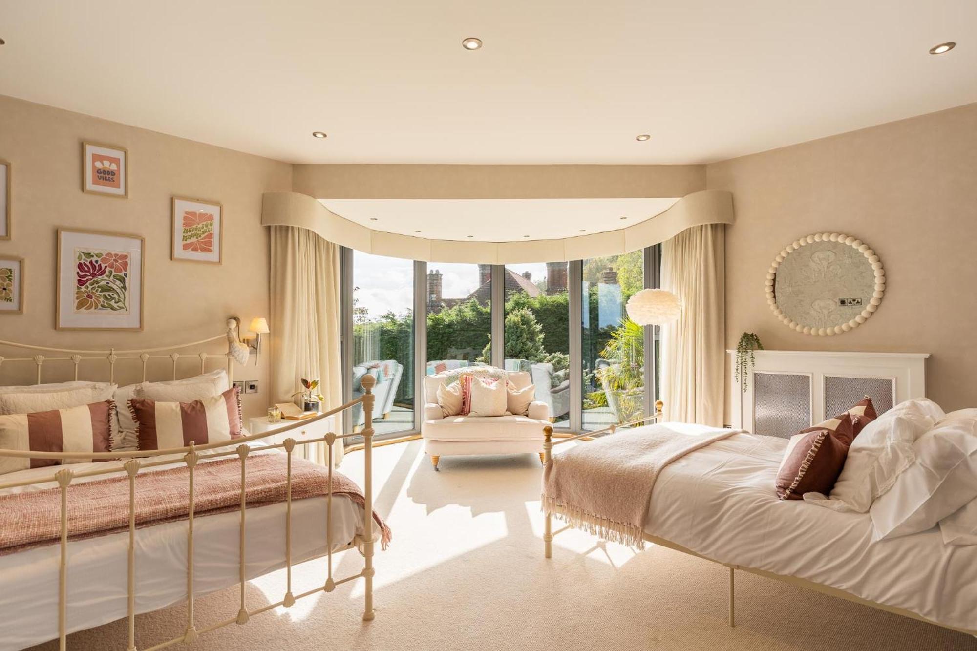 Holiday home Hawkwood Court - With Hot Tub, Cinema, Gym, Games & Outdoor Kitchen