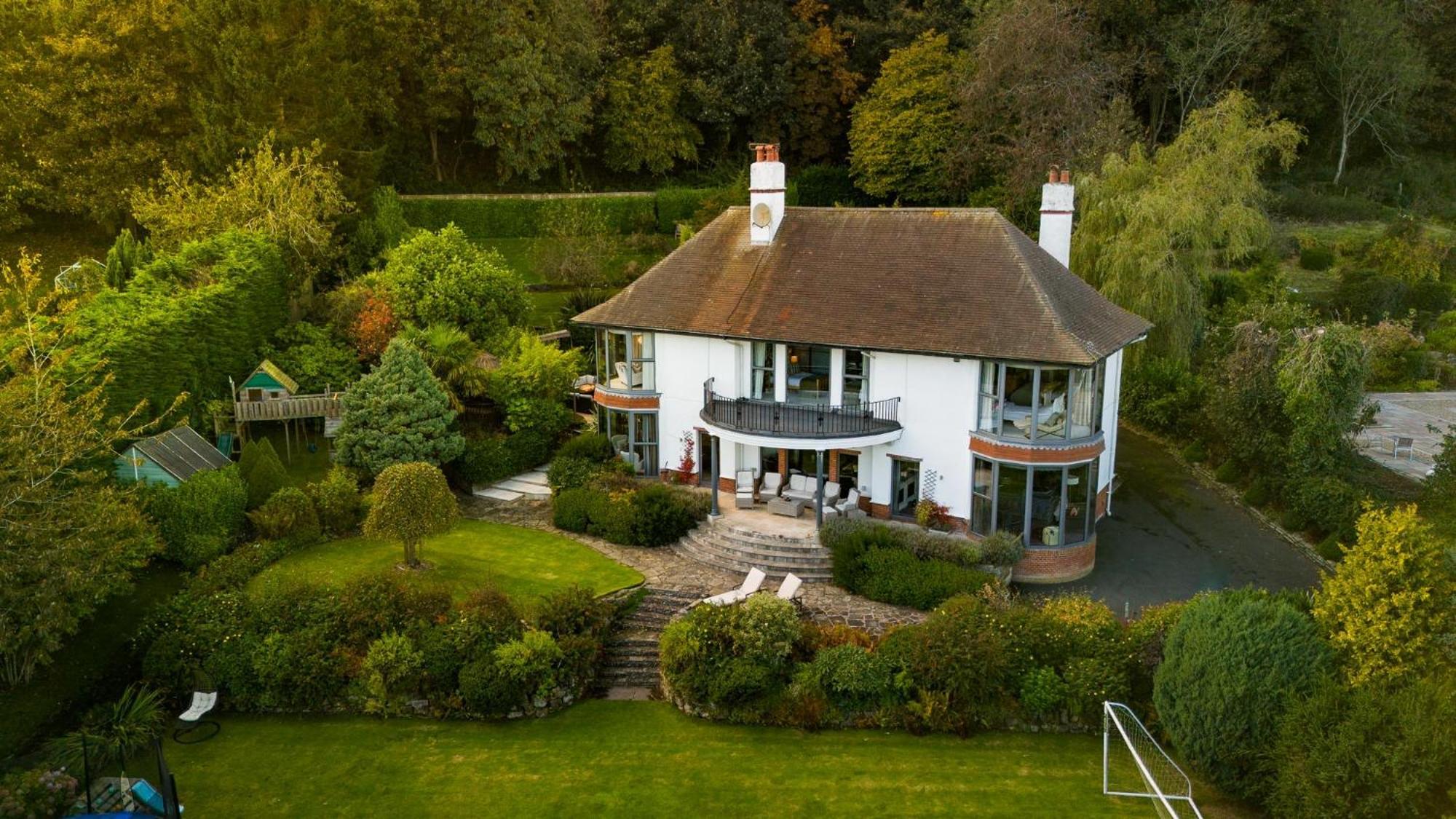 Hawkwood Court - With Hot Tub, Cinema, Gym, Games & Outdoor Kitchen Holiday home *