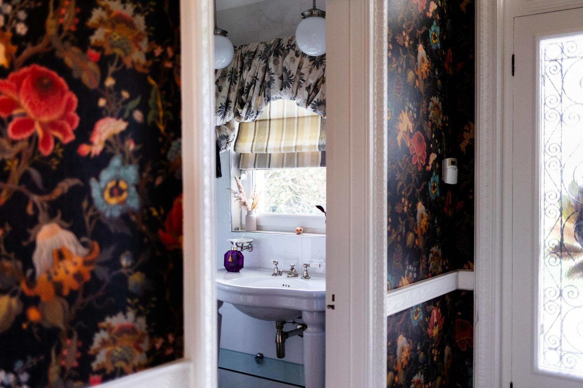 Holiday home Hawkwood Court - With Hot Tub, Cinema, Gym, Games & Outdoor Kitchen *