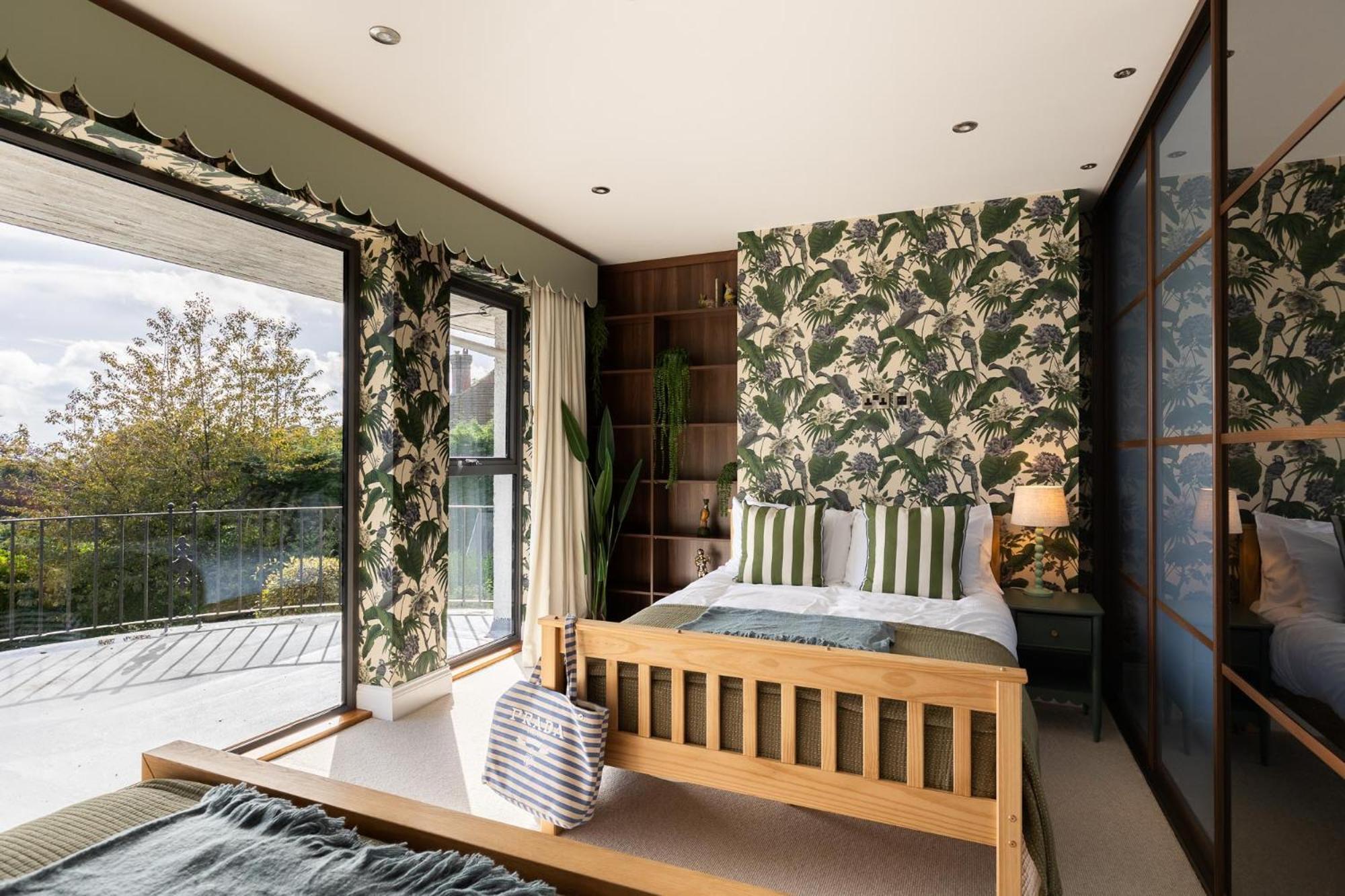 Hawkwood Court - With Hot Tub, Cinema, Gym, Games & Outdoor Kitchen Holiday home