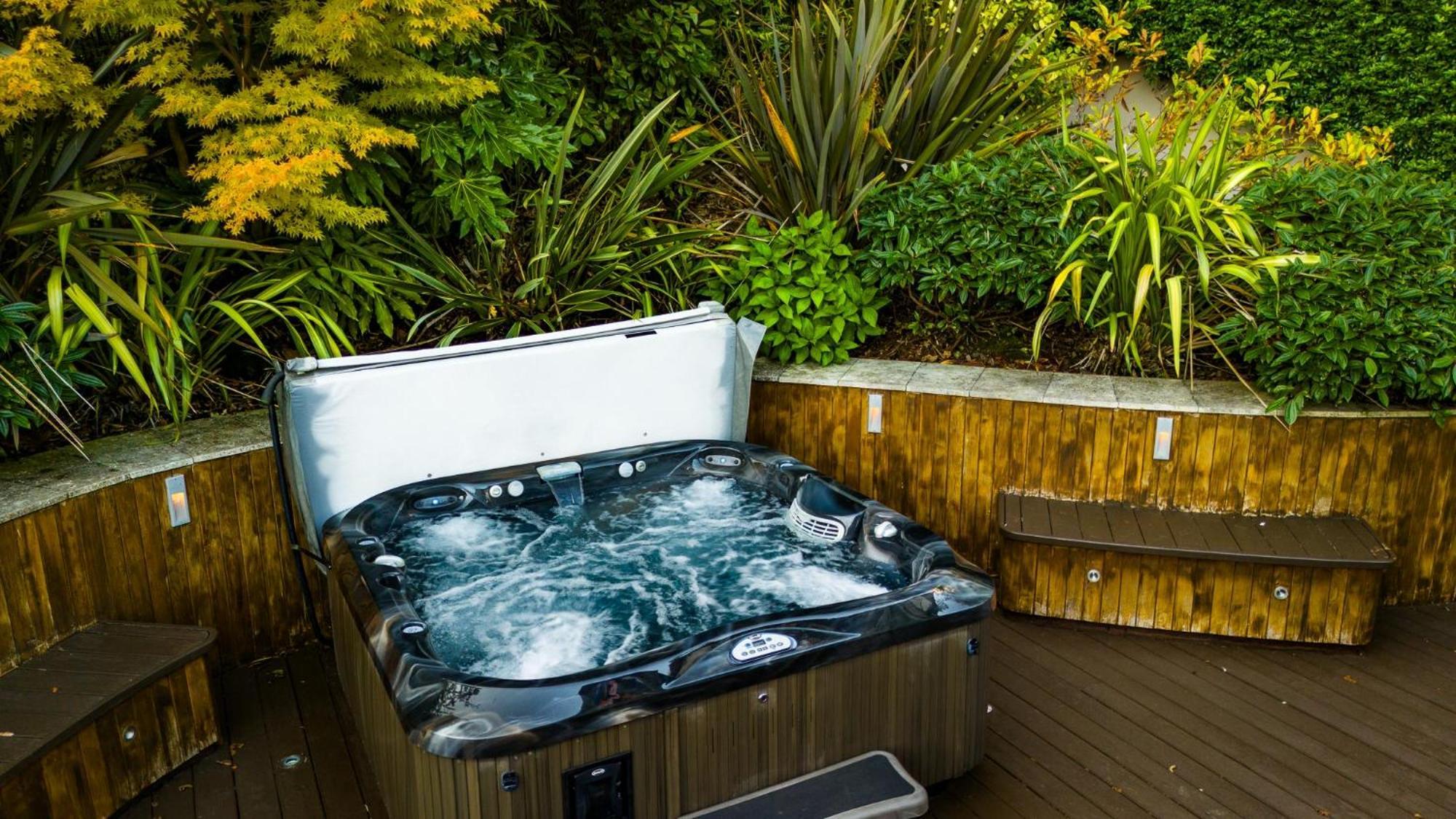 Holiday home Hawkwood Court - With Hot Tub, Cinema, Gym, Games & Outdoor Kitchen *