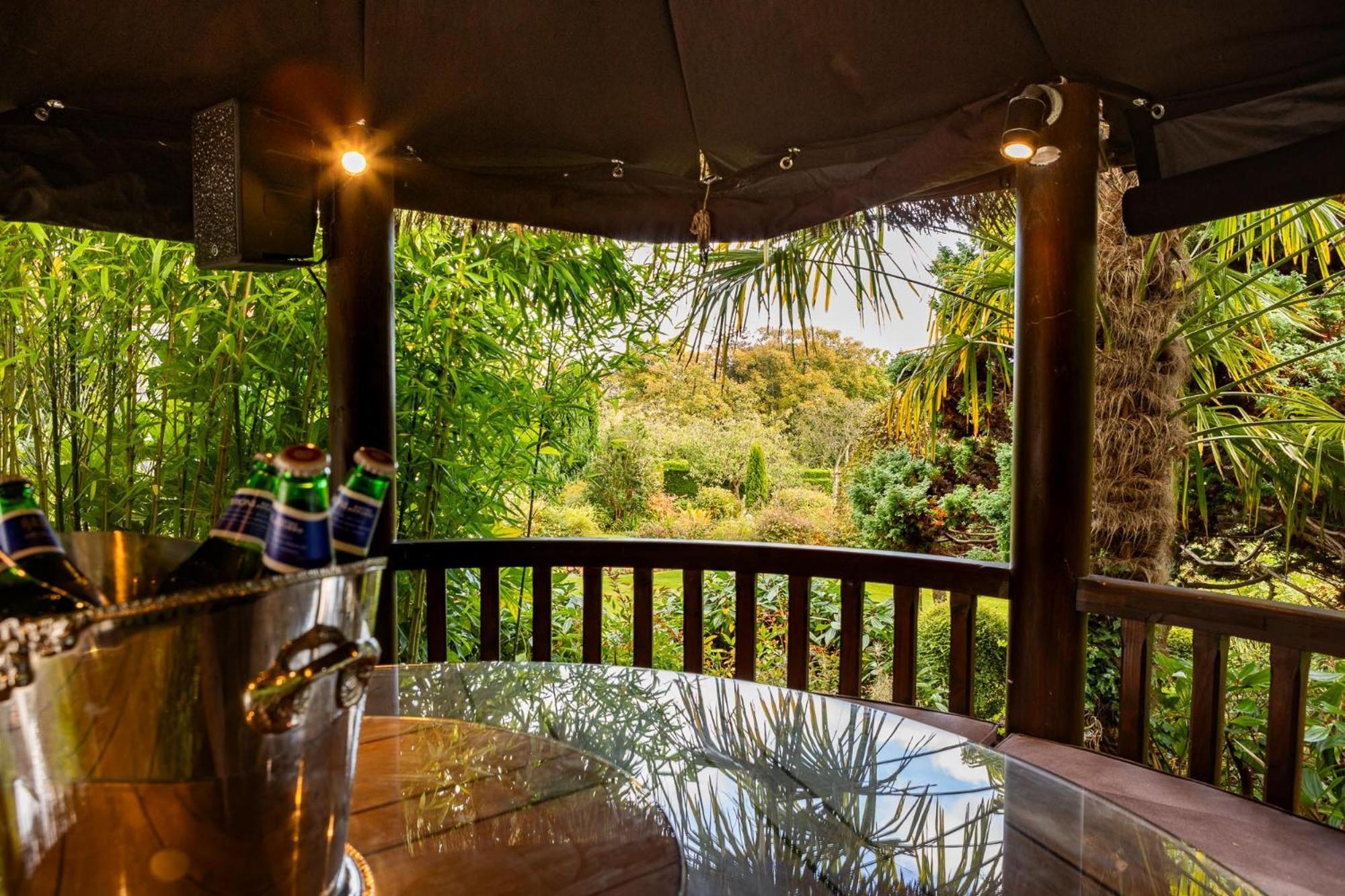 Holiday home Hawkwood Court - With Hot Tub, Cinema, Gym, Games & Outdoor Kitchen *