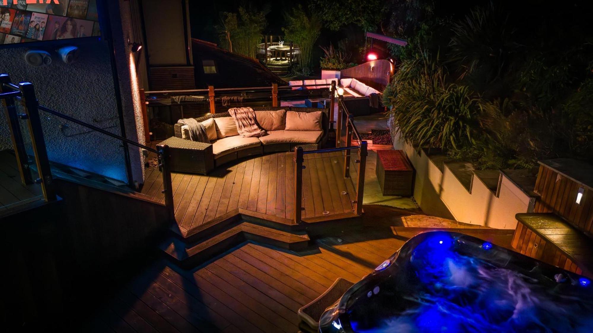 Hawkwood Court - With Hot Tub, Cinema, Gym, Games & Outdoor Kitchen Holiday home