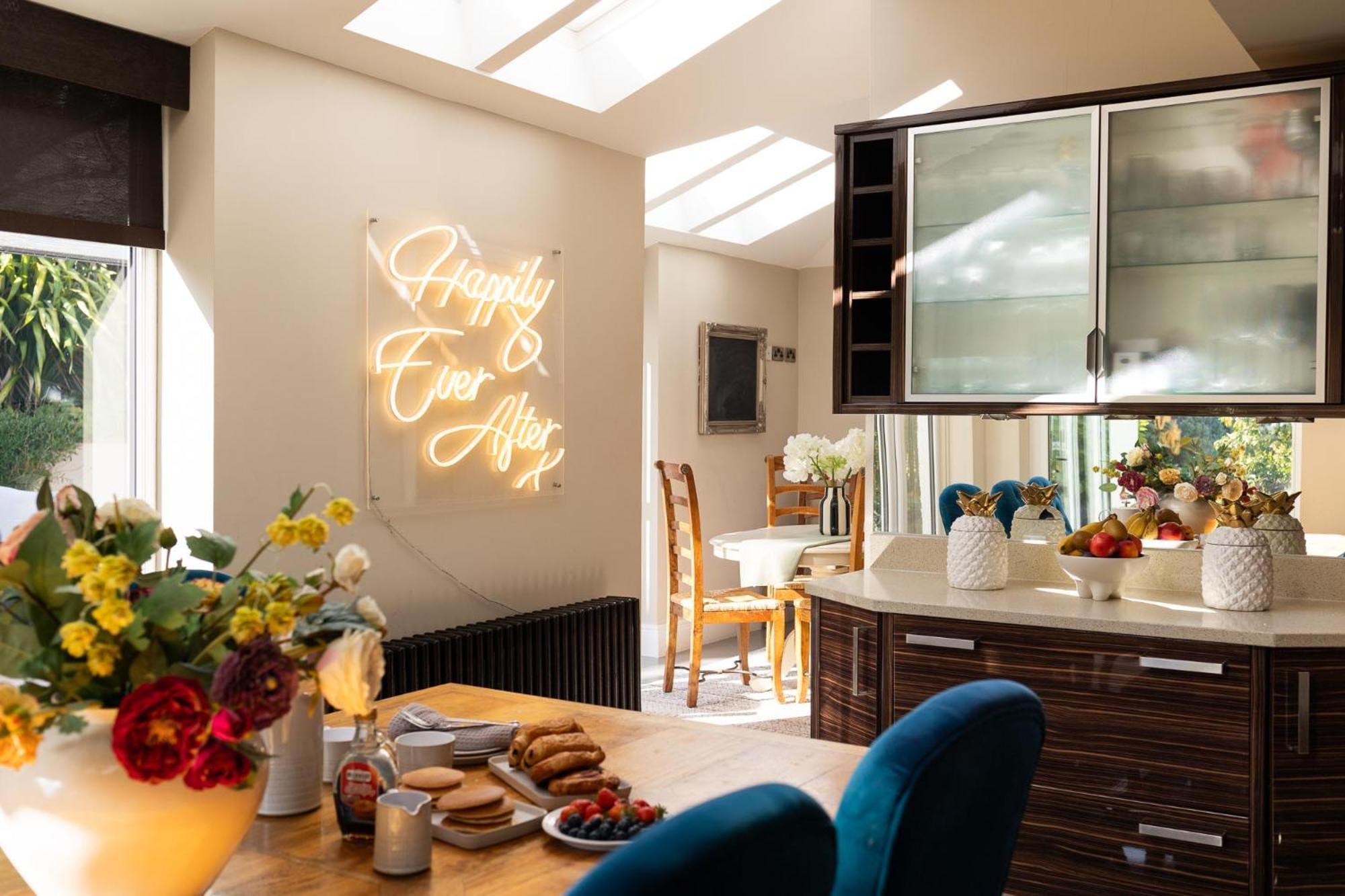 Holiday home Hawkwood Court - With Hot Tub, Cinema, Gym, Games & Outdoor Kitchen *